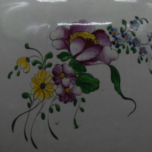 Null Vase fauteuil en céramique à décor de fleurs. Hauteur : 32 cm. Diamètre de &hellip;