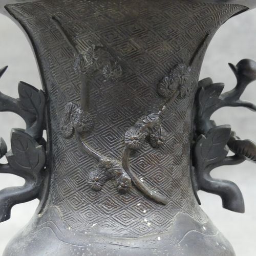 CHINE. Vase cornet CHINE. Vase cornet en bronze à col. Hauteur : 15 cm.