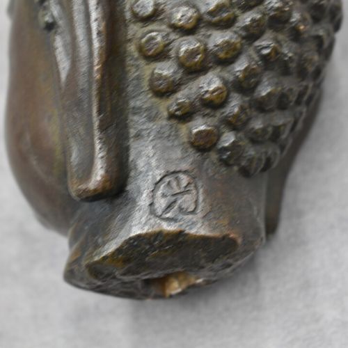 ASIE. Tête de Bouddha en bronze ASIE. Tête de Bouddha en bronze, porte une marqu&hellip;