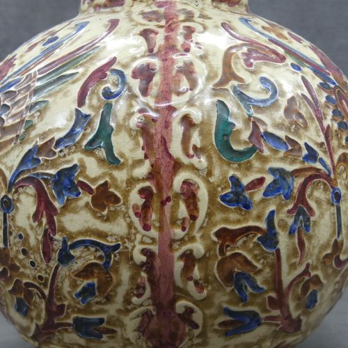 Null RIGO, pichet en céramique de forme boule à anse torsadée et à décor floral.&hellip;