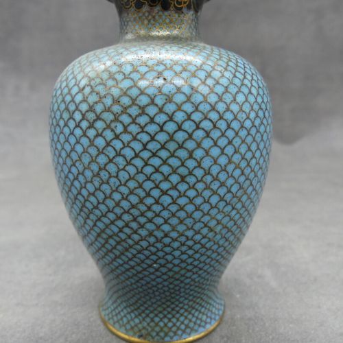 Chine . Vase cloisonné en bronze à décor floral. Hauteur : 9 cm. Chine . Vase cl&hellip;