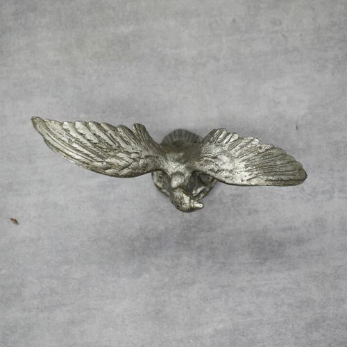AIGLE Mascotte d'un aigle en bronze argenté. Hauteur : 12 cm