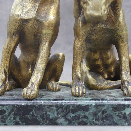 Accolade BOURCART. Accolade de molosses, bronze doré sur terrasse en marbre. Dim&hellip;