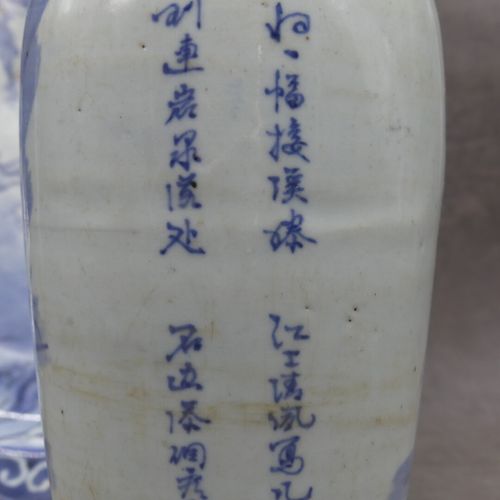CHINE Réunion d'un vase (Hauteur : 26 cm) en céramique à décor en camaieu bleu e&hellip;
