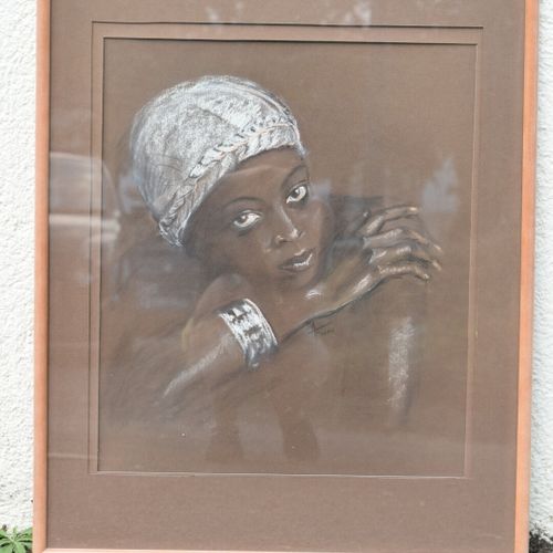Null Ecole du XXème siècle, Jeune femme du Sénégal, craie sur papier. Signé en b&hellip;