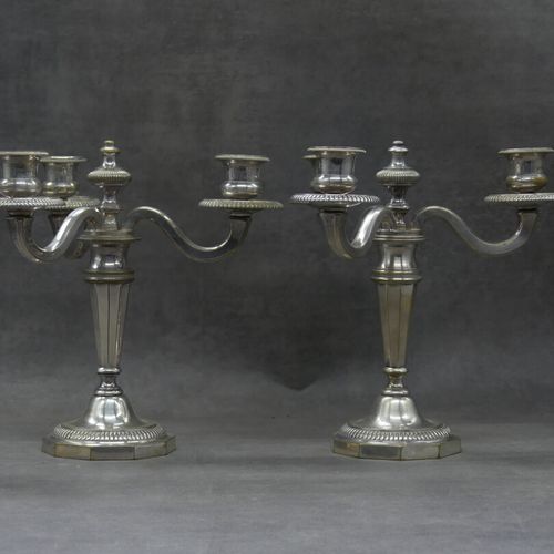 Null Paire de chandeliers à trois branches en métal argenté. Hauteur : 24 cm
