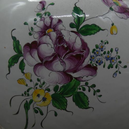 Null Vase fauteuil en céramique à décor de fleurs. Hauteur : 32 cm. Diamètre de &hellip;