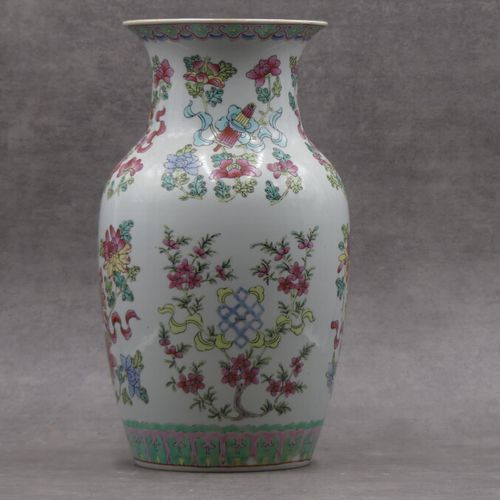 CHINE CHINE. Vase en porcelaine blanche à décor de fleurs. Hauteur : 37 cm