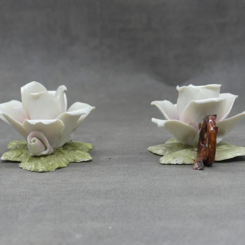 Null Réunion de deux porcelaines CAPIDOMONTE représentant des roses. Dimensions &hellip;
