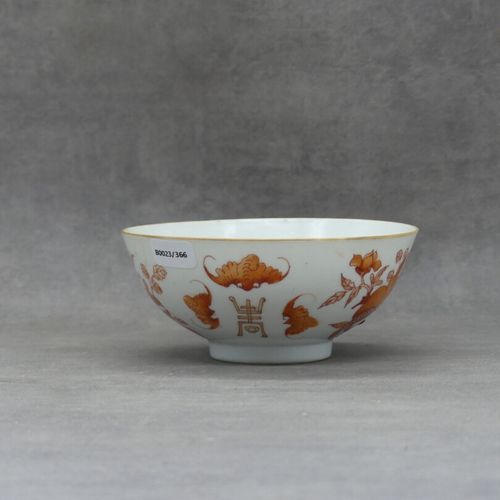 Null CHINE. Bol en porcelaine à décor de fleurs couleur rouille. Marque sous la &hellip;