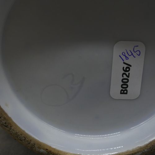 Null Vase asiatique en porcelaine, signé en dessous "y" . Dimensions : hateur : &hellip;