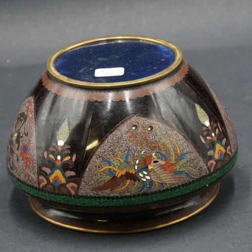 Null Petit cache-pot en émail cloisonné à décor géométrique de fleurettes. XXème&hellip;