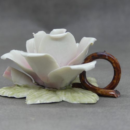 Null Réunion de deux porcelaines CAPIDOMONTE représentant des roses. Dimensions &hellip;