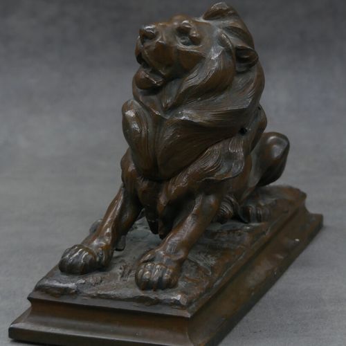 Null Encrier en bronze en forme de lion. Dimensions: 15x21cm.
