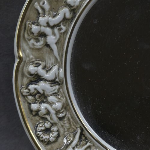 Null CAPODIMONTE. Miroir en porcelaine à décor d'une frise de putti. Dimensions &hellip;