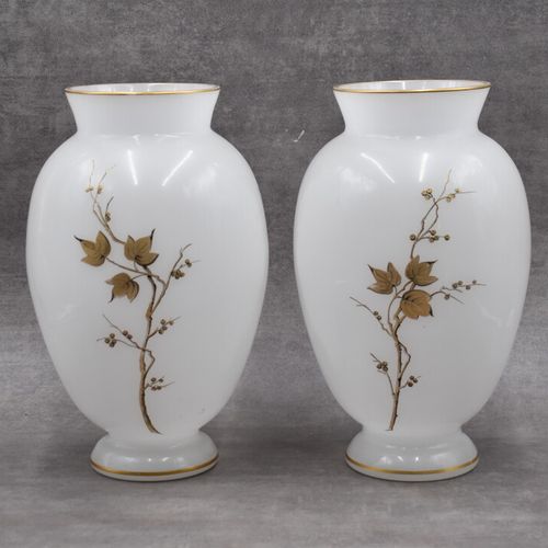 Null Paire de vases en verre opalescent de forme ovoïde à décor doré de moienaux&hellip;