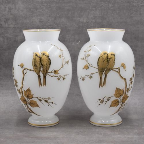 Null Paire de vases en verre opalescent de forme ovoïde à décor doré de moienaux&hellip;