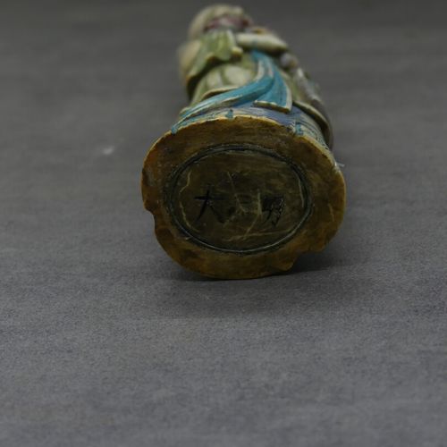 Null CHINE. Sage en ivoire sculpté polychromé. Marqué sous la base. Circa 1900. &hellip;