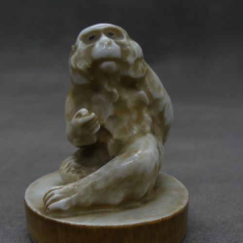 Null Singe en céramique imitant l'ivoire. Hauteur : 6.5 cm.