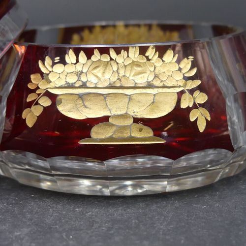 Null Bonbonnière en cristal à décor de coupes sur fond rouge. Hauteur : 8 cm. Di&hellip;