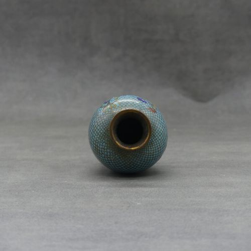 Chine . Vase cloisonné en bronze à décor floral. Hauteur : 9 cm. Chine . Vase cl&hellip;