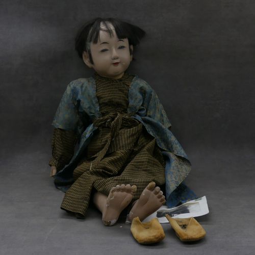 Null Poupée en bois peint représentant un enfant asiatique. Hauteur : 70 cm. Man&hellip;