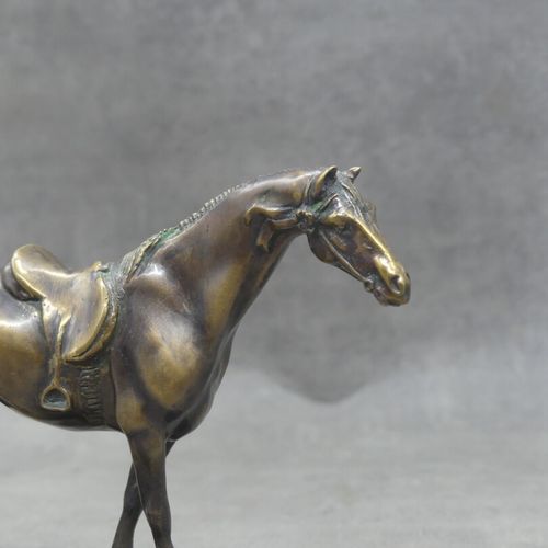 Null Cheval en bronze à platine brune. Dimensions : 12.5 x 16 x 4.5 cm