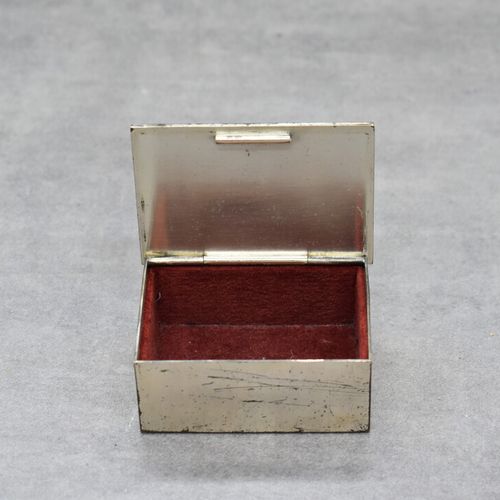 Null Boîte rectangulaire en bronze argenté ouvrant par un abattant supérieur, à &hellip;