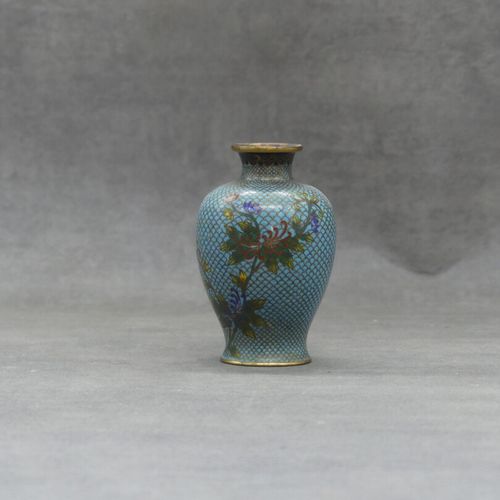 Chine . Vase cloisonné en bronze à décor floral. Hauteur : 9 cm. Chine . Vase cl&hellip;