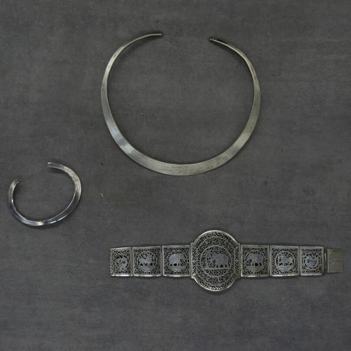 Null Parure en argent comprenant un collier, un bracelet ajouré à décor d'élépha&hellip;
