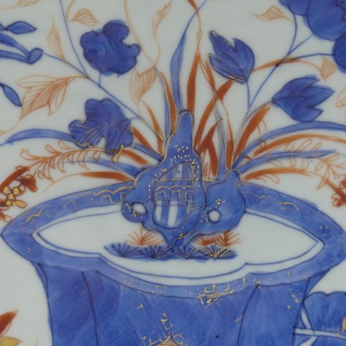 PLAT CHINE. Plat en porcelaine polychrome à décor Imari de pot fleuri. XIXeme si&hellip;
