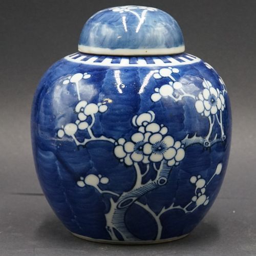 CHINE. Pot couvert CHINE. Pot couvert en porcelaine à décor en camaïeu bleu de t&hellip;