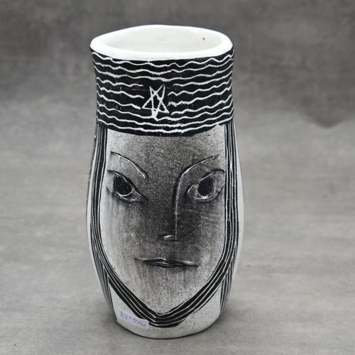 Null Lot comprenant un vase en terre cuite a décors d'un visage sur un fond blan&hellip;