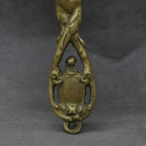 Null Miroir à main a décor d'anges en bronze, Hauteur :31 cm