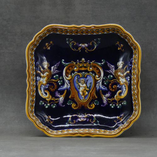 Null GIEN. Plat à décors Rennaissance. Dimensions : Hauteur : 21 cm ; Largueur :&hellip;