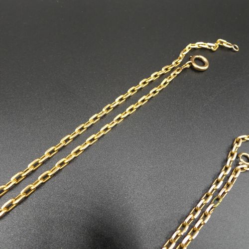 CHAÎNES Deux chaînes en métal doré. Longueur : 63 et 56 cm.