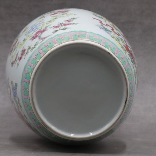 CHINE CHINE. Vase en porcelaine blanche à décor de fleurs. Hauteur : 37 cm