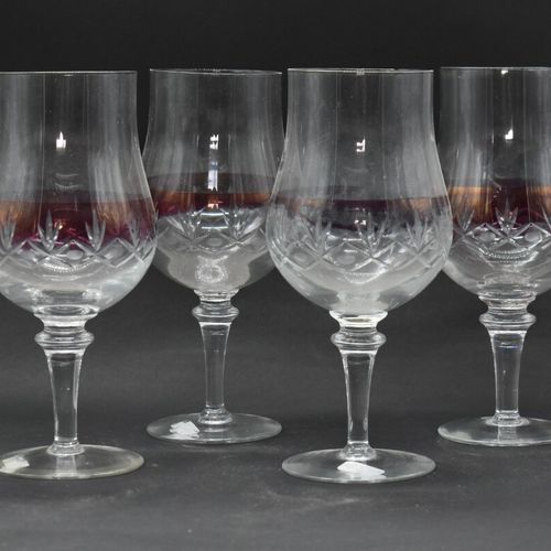 Suite de 4 verres à dégustation en cristal. Suite de 4 verres à dégustation en c&hellip;