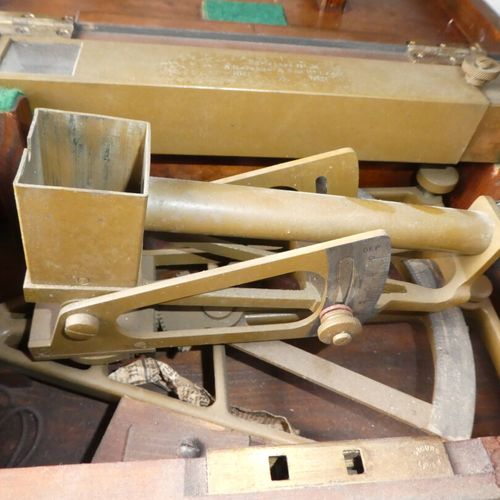 Null Instrument de mesure en laiton type sextant. Hauteur : 27 cm