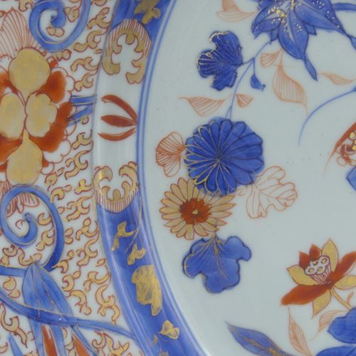 PLAT CHINE. Plat en porcelaine polychrome à décor Imari de pot fleuri. XIXeme si&hellip;