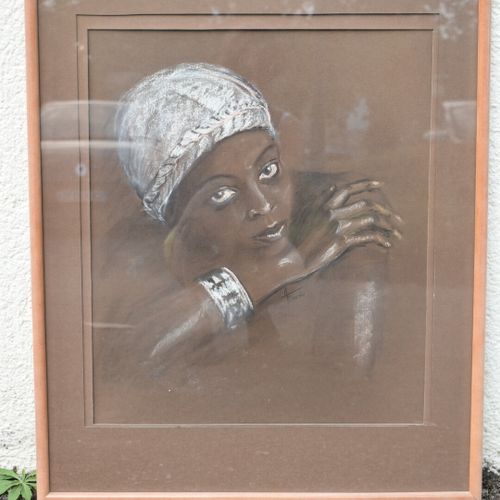 Null Ecole du XXème siècle, Jeune femme du Sénégal, craie sur papier. Signé en b&hellip;