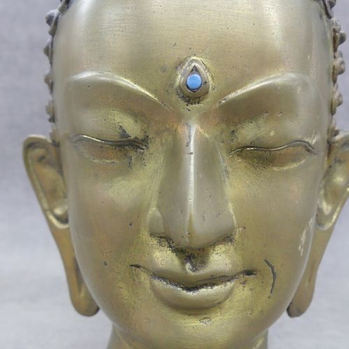 Tête de Bouddha Tête de bouddha en métal doré. Hauteur : 21 cm