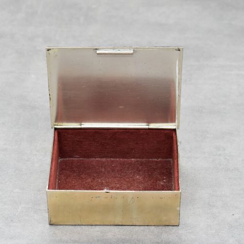 Null Boîte rectangulaire en bronze argenté ouvrant par un abattant supérieur, à &hellip;