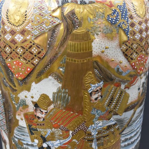 Null JAPON. Grand vase en porcelaine, décor satsuma. Signé sous la base. Hauteur&hellip;