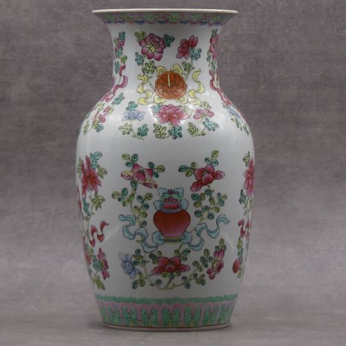 CHINE CHINE. Vase en porcelaine blanche à décor de fleurs. Hauteur : 37 cm