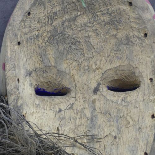 Null AFRIQUE. Réunion de deux masques en bois et cordage polychrome. Dimensions &hellip;