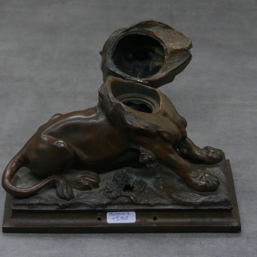 Null Encrier en bronze en forme de lion. Dimensions: 15x21cm.