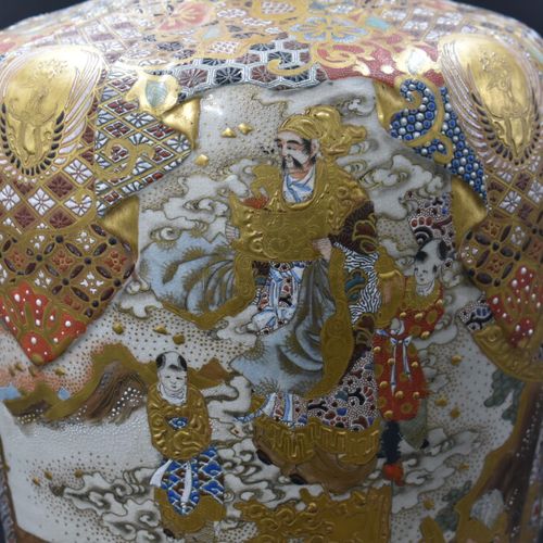 Null JAPON. Grand vase en porcelaine, décor satsuma. Signé sous la base. Hauteur&hellip;