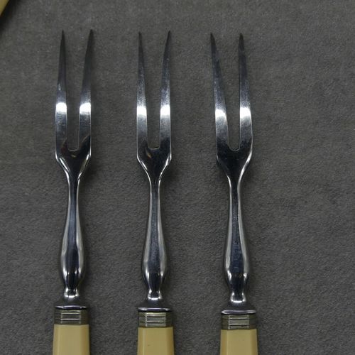 Null Réunion de six fourchettes en métal et manches en ivoire.