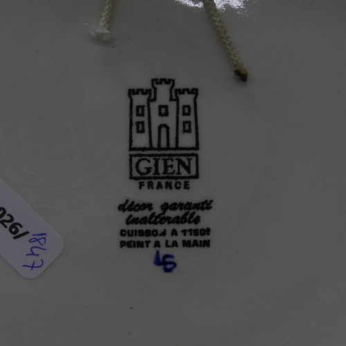 Null GIEN. Plat à décors Rennaissance. Dimensions : Hauteur : 21 cm ; Largueur :&hellip;